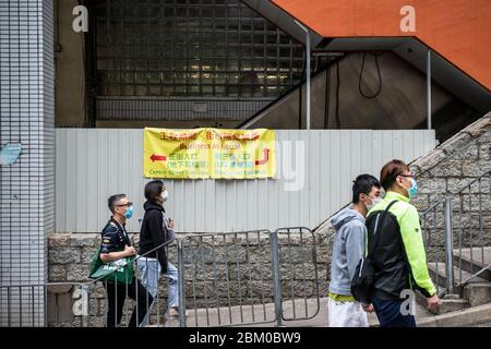 Hongkong, 11. april 2020 jeder, der nach draußen in den öffentlichen Raum geht, trägt in Hongkong Gesichtsmasken. Hier im Marktgebiet von Sai Ying Pun, West o Stockfoto