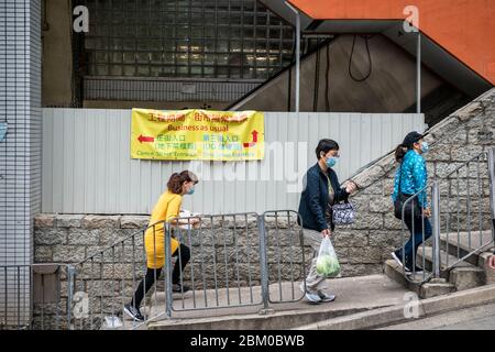Hongkong, 11. april 2020 jeder, der nach draußen in den öffentlichen Raum geht, trägt in Hongkong Gesichtsmasken. Hier im Marktgebiet von Sai Ying Pun, West o Stockfoto
