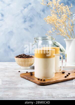 Gepeitschter Dalgona Kaffee in Glas Tasse Stockfoto