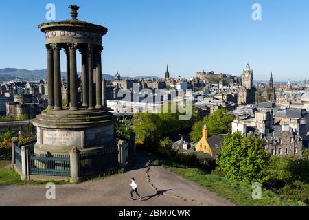 Edinburgh, Schottland, Großbritannien. Mai 2020. Ungebrochener Sonnenschein und windloses Wetter erwiesen sich als schöne Bedingungen für eine Joggingin, die während der Covid-19-Sperre auf Calton Hill in Edinburgh heute täglich Sport treiben. Das berühmte Touristenziel war praktisch verlassen, nur einheimische Jogger und Hundewanderer genossen die Sonne. Iain Masterton/Alamy Live News Stockfoto