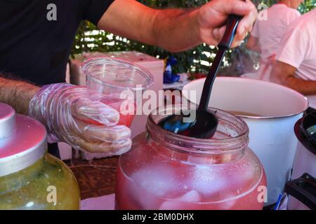 Frische Wassermelone und Holunderblüten Limonade in großen Gläsern während des Food Festivals, Food Truck draußen Einstellung. Erfrischendes Vitamin Wasser, Entgiftung Stockfoto