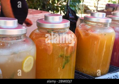 Frische Wassermelone und Holunderblüten Limonade in großen Gläsern während des Food Festivals, Food Truck draußen Einstellung. Erfrischendes Vitamin Wasser, Entgiftung Stockfoto