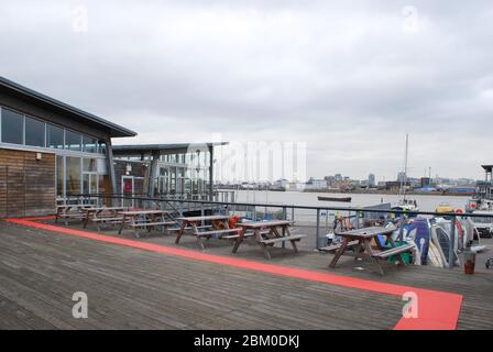 Weathered Timber Greenwich Yacht Club, 1 Peartree Way, Greenwich Peninsula, London SE10 0BW von Frankl and Luty Ltd Simon Luty Clare Frankl-Bertram Stockfoto