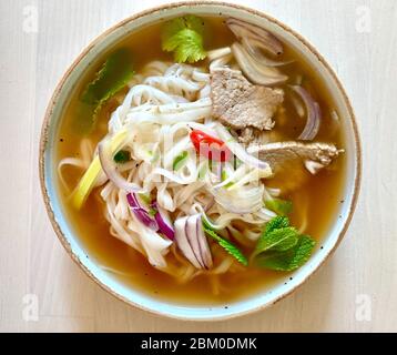 Schale vietnamesische PHO-Suppe, Draufsicht Stockfoto