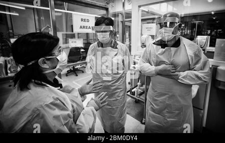 Die Krankenschwester Annette O'Hara (links), die klinische Schwester Siobhan Donnelly (Mitte) und die Krankenschwester Colin Clarke, die sich mit der Infektionskontrolle betraute, befinden sich auf der Intensivstation des Craigavon Area Hospital in Co Armagh, Nordirland. Stockfoto