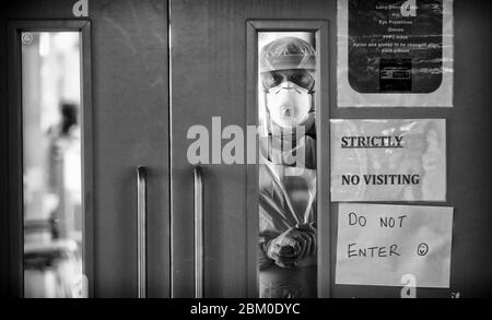 Colin Clarke, Krankenschwester der Infektionskontrolle, blickt von einer Covid-19-Station im Craigavon Area Hospital in Co Armagh, Nordirland, aus. Stockfoto