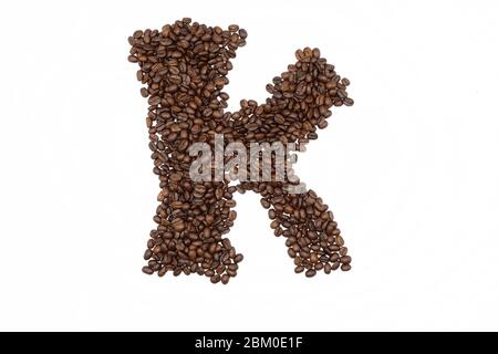 Alphabete geröstete Kaffeebohnen mit weißem Hintergrund. Stockfoto