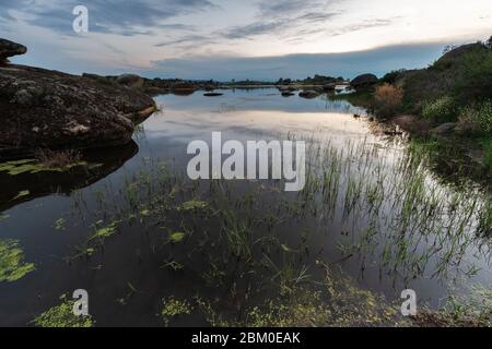 Sonnenuntergang in der natürlichen Umgebung des Barruecos. Der Extremadura. Spanien. Stockfoto