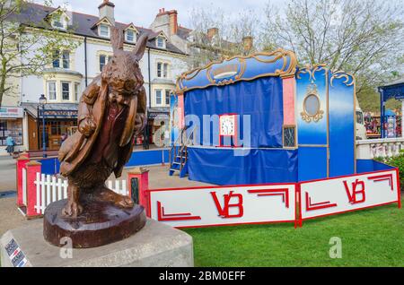 Llandudno, UK : 6. Mai 2019: An einem sonnigen Morgen kommen nur wenige Besucher auf die Straßenmesse und die Unterhaltungsstände im Llandudno Victorian Extravaganza Stockfoto