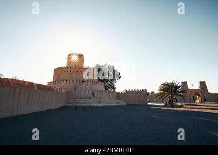 Historisches Wahrzeichen der Vereinigten Arabischen Emirate. Al Jahili Fort in Al Ain bei schönem Sonnenuntergang. Stockfoto