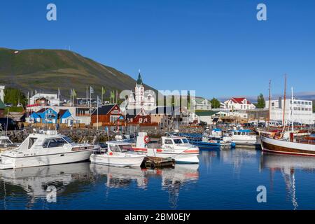 Blick über den Hafen in der beliebten Walbeobachtungsstadt Húsavík, Nordisland. Stockfoto