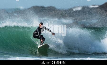 Ein Panoramabild des dramatischen Surfens im Fistral in Newquay in Cornwall. Stockfoto