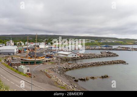 Blick über den Hafen in der beliebten Walbeobachtungsstadt Húsavík, Nordisland. Stockfoto