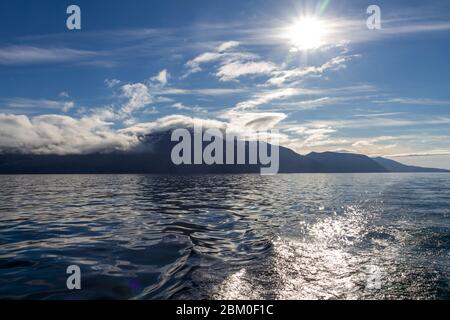 Blick auf eine helle untergehende Sonne über Skjálfandi Bucht, Husavik, Island. Stockfoto