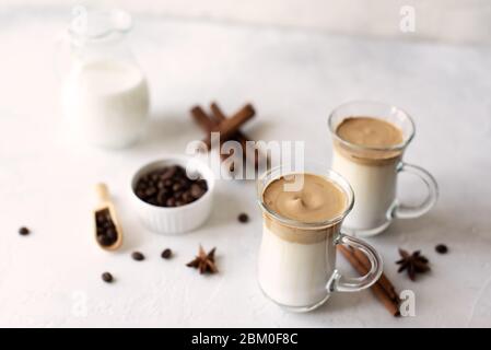 Iced Dalgona Coffee, ein trendiger flauschiger cremiger Schlagkaffee. Stockfoto