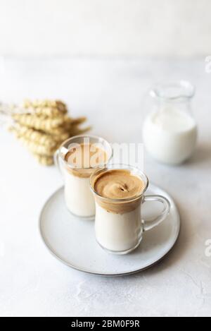 Iced Dalgona Coffee, ein trendiger flauschiger cremiger Schlagkaffee. Stockfoto