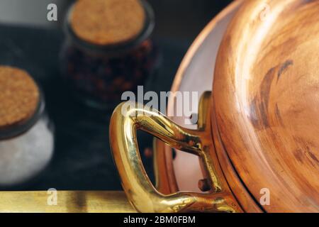 Reinigen Sie das Kochgeschirr aus Kupfer in der Küche aus nächster Nähe Stockfoto