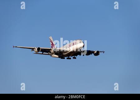 Qatar Airbus A380 Flugzeuge auf Landung Annäherung Stockfoto