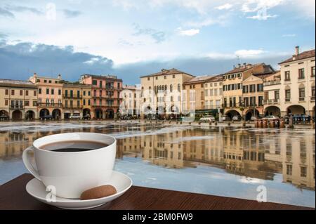 Kaffee mit Plätzchen auf italienischem quadratischem Hintergrund in Padova, Italien Stockfoto