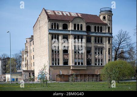 Riga, Lettland - 1. Mai 2020: Ein überhundenes leeres Haus im Jugendstil Stockfoto