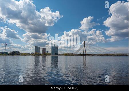 Skyline von Riga. Kabelbrücke über den Fluss Daugava und moderne Wolkenkratzer in Riga, Lettland. Stockfoto