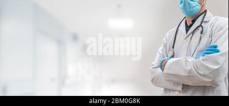 Coronavirus. Arzt, der im Krankenhaus arbeitet und gegen das Coronavirus kämpft. Männlicher Arzt im Schutzanzug und Maske auf der Suche nach einer Heilung Stockfoto
