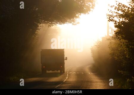 Ein Fahrzeug fährt in dichten Nebel entlang der Newton Lane, die zwischen Allerton Bywater in West Yorkshire und Fairburn in North Yorkshire verläuft Stockfoto