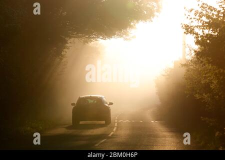 Ein Fahrzeug fährt in dichten Nebel entlang der Newton Lane, die zwischen Allerton Bywater in West Yorkshire und Fairburn in North Yorkshire verläuft Stockfoto