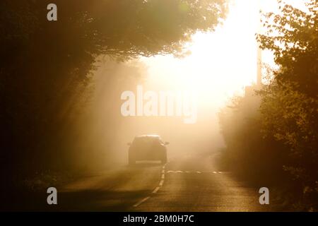 Ein Fahrzeug fährt in dichten Nebel entlang der Newton Lane, die zwischen Allerton Bywater in West Yorkshire und Fairburn in North Yorkshire verläuft Stockfoto