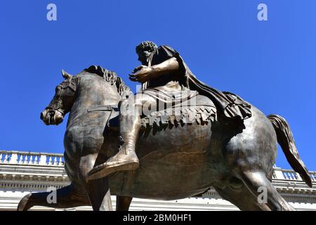 Marcus Aurelius Reiterstatue aus Bronze, Replik auf der Piazza del Campidoglio im Kapitol oder Kapitol. Rom, Italien. Stockfoto