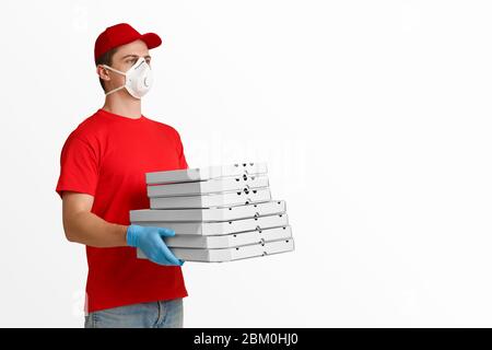 Courier hält viele Pizzakisten auf weißem Hintergrund Stockfoto