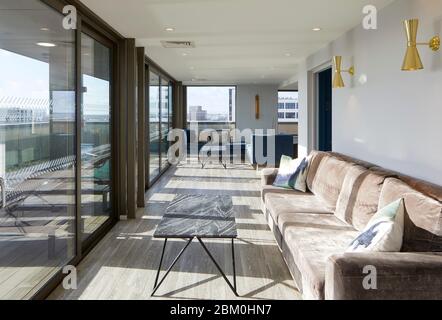 Gemeinschaftsbereich mit Blick auf die Dachterrasse im obersten Stock. Cumberland Place, Southampton, Großbritannien. Architekt: O'Connell East Architects, 2019. Stockfoto