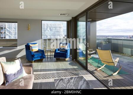 Gemeinschaftsbereich mit Blick auf die Dachterrasse im obersten Stock. Cumberland Place, Southampton, Großbritannien. Architekt: O'Connell East Architects, 2019. Stockfoto