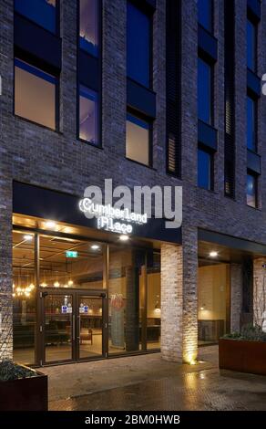 Eingang mit beleuchteter Beschilderung. Cumberland Place, Southampton, Großbritannien. Architekt: O'Connell East Architects, 2019. Stockfoto