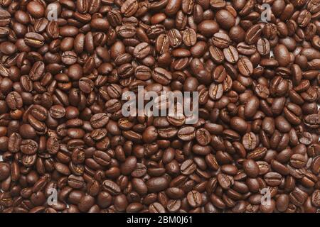 Voller Hintergrund von frisch gemahlenem Kaffee Espresso Bohnen Stockfoto