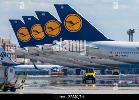 06. Mai 2020, Hessen, Frankfurt/Main: Stillgelegte Lufthansa-Passagierflugzeuge stehen auf der leeren Start- und Landebahn des Frankfurter Flughafens. Durch die weltweite Corona-Pandemie ist auch der Luftverkehr am Drehkreuz Frankfurt fast vollständig zusammengebrochen, Lufthansa ist in massive finanzielle Schwierigkeiten geraten. Foto: Boris Roessler/dpa Stockfoto