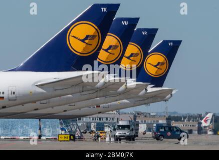 06. Mai 2020, Hessen, Frankfurt/Main: Stillgelegte Lufthansa-Passagierflugzeuge stehen auf der leeren Start- und Landebahn des Frankfurter Flughafens. Durch die weltweite Corona-Pandemie ist auch der Luftverkehr am Drehkreuz Frankfurt fast vollständig zusammengebrochen, Lufthansa ist in massive finanzielle Schwierigkeiten geraten. Foto: Boris Roessler/dpa Stockfoto