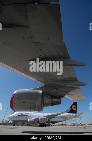 06. Mai 2020, Hessen, Frankfurt/Main: Stillgelegte Lufthansa Boeing-747-Passagierflugzeuge mit überdachten Turbinen werden am Frankfurter Flughafen abgestellt. Durch die weltweite Corona-Pandemie ist auch der Luftverkehr am Drehkreuz Frankfurt fast vollständig zusammengebrochen, Lufthansa ist in massive finanzielle Schwierigkeiten geraten. Foto: Boris Roessler/dpa Stockfoto