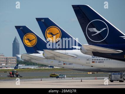 06. Mai 2020, Hessen, Frankfurt/Main: Stillgelegte Lufthansa-Passagierflugzeuge stehen auf der leeren Start- und Landebahn des Frankfurter Flughafens. Durch die weltweite Corona-Pandemie ist auch der Luftverkehr am Drehkreuz Frankfurt fast vollständig zusammengebrochen, Lufthansa ist in massive finanzielle Schwierigkeiten geraten. Foto: Boris Roessler/dpa Stockfoto