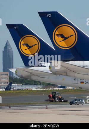 06. Mai 2020, Hessen, Frankfurt/Main: Stillgelegte Lufthansa-Passagierflugzeuge stehen auf der leeren Start- und Landebahn des Frankfurter Flughafens. Durch die weltweite Corona-Pandemie ist auch der Luftverkehr am Drehkreuz Frankfurt fast vollständig zusammengebrochen, Lufthansa ist in massive finanzielle Schwierigkeiten geraten. Foto: Boris Roessler/dpa Stockfoto