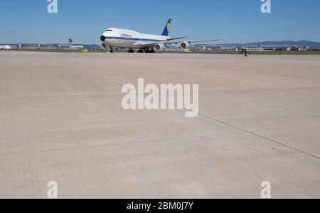 06. Mai 2020, Hessen, Frankfurt/Main: Auf der leeren Start- und Landebahn des Frankfurter Flughafens steht ein stillgelegtes Lufthansa-Passagierflugzeug. Durch die weltweite Corona-Pandemie ist auch der Luftverkehr am Drehkreuz Frankfurt fast vollständig zusammengebrochen, Lufthansa ist in massive finanzielle Schwierigkeiten geraten. Foto: Boris Roessler/dpa Stockfoto