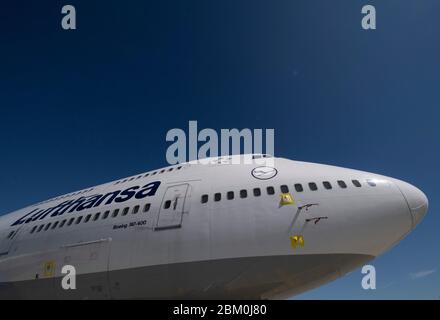 06. Mai 2020, Hessen, Frankfurt/Main: Am Frankfurter Flughafen steht eine stillgelegte Lufthansa Boeing-747. Durch die weltweite Corona-Pandemie ist auch der Luftverkehr am Drehkreuz Frankfurt fast vollständig zusammengebrochen, Lufthansa ist in massive finanzielle Schwierigkeiten geraten. Foto: Boris Roessler/dpa Stockfoto