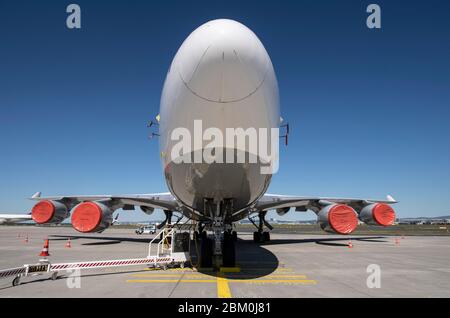 06. Mai 2020, Hessen, Frankfurt/Main: Am Frankfurter Flughafen steht ein stillgelegtes Lufthansa Boeing-747-Passagierflugzeug mit gedeckten Turbinen. Durch die weltweite Corona-Pandemie ist auch der Luftverkehr am Drehkreuz Frankfurt fast vollständig zusammengebrochen, Lufthansa ist in massive finanzielle Schwierigkeiten geraten. Foto: Boris Roessler/dpa Stockfoto