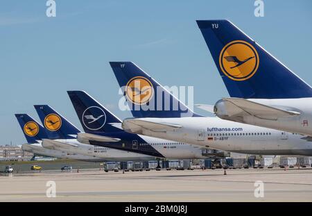 06. Mai 2020, Hessen, Frankfurt/Main: Stillgelegte Lufthansa-Passagierflugzeuge stehen auf der leeren Start- und Landebahn des Frankfurter Flughafens. Durch die weltweite Corona-Pandemie ist auch der Luftverkehr am Drehkreuz Frankfurt fast vollständig zusammengebrochen, Lufthansa ist in massive finanzielle Schwierigkeiten geraten. Foto: Boris Roessler/dpa Stockfoto