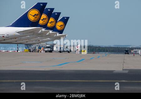 06. Mai 2020, Hessen, Frankfurt/Main: Stillgelegte Lufthansa-Passagierflugzeuge stehen auf der leeren Start- und Landebahn des Frankfurter Flughafens. Durch die weltweite Corona-Pandemie ist auch der Luftverkehr am Drehkreuz Frankfurt fast vollständig zusammengebrochen, Lufthansa ist in massive finanzielle Schwierigkeiten geraten. Foto: Boris Roessler/dpa Stockfoto