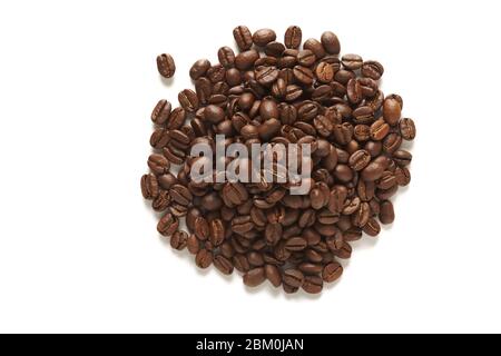 Stapel frisch geröstete Kaffeebohnen auf weißem Hintergrund Stockfoto