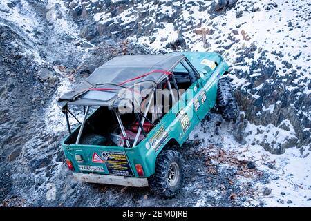 Jeep Suzuki Jimny überwindet Hindernisse in den Wald Stockfoto