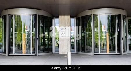 Den Haag, Niederlande. April 2020. DEN HAAG, 03-05-2020, Head Quarter of Aegon, niederländischer Finanzdienstleister, hoofdkantoor Credit: Pro Shots/Alamy Live News Stockfoto