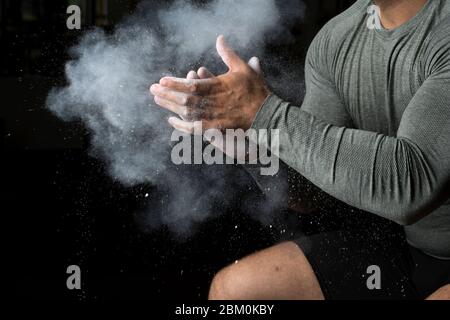 Kreidepulver auf starken Händen Stockfoto