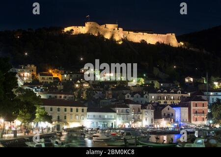 Stadt Hvar in der Nacht und die alte Festung Stockfoto